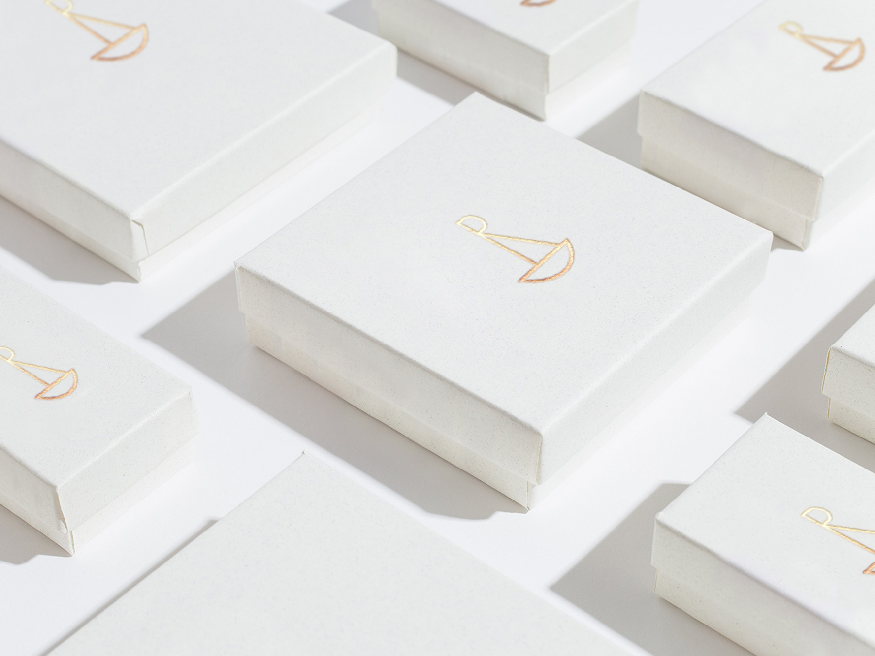 <span><span>Fotograf&iacute;a para mostrar la direcci&oacute;n de arte de la marca RACHEL </span><span>DOURADO</span><span>. Dise&ntilde;ado por el estudio </span><span>esiete</span><span> de branding y comunicaci&oacute;n.</span></span>
